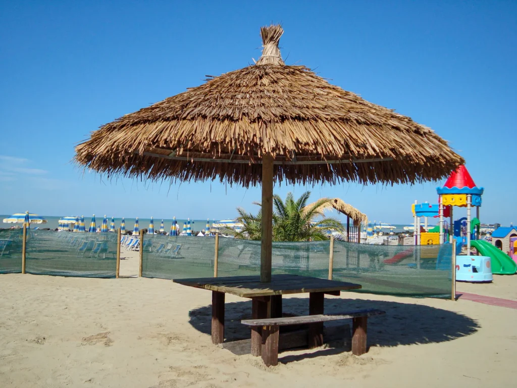 Parasols Makuti feuilles palmier africaine ethniques exotiques &eacute;tablissements baln&eacute;aires lidos restaurants plages parcs h&ocirc;tels piscines
