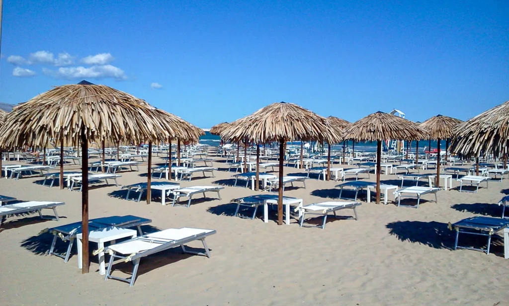 Parasols Makuti feuilles palmier africaine ethniques exotiques &eacute;tablissements baln&eacute;aires lidos restaurants plages parcs h&ocirc;tels piscines