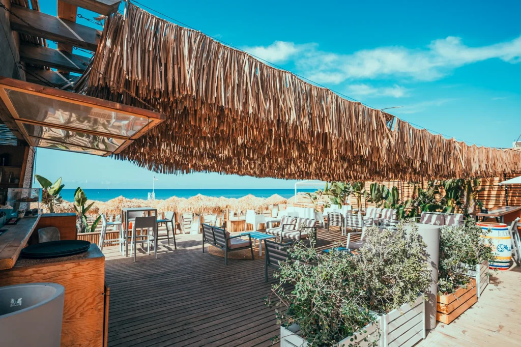 Parasols Makuti feuilles palmier africaine ethniques exotiques &eacute;tablissements baln&eacute;aires lidos restaurants plages parcs h&ocirc;tels piscines