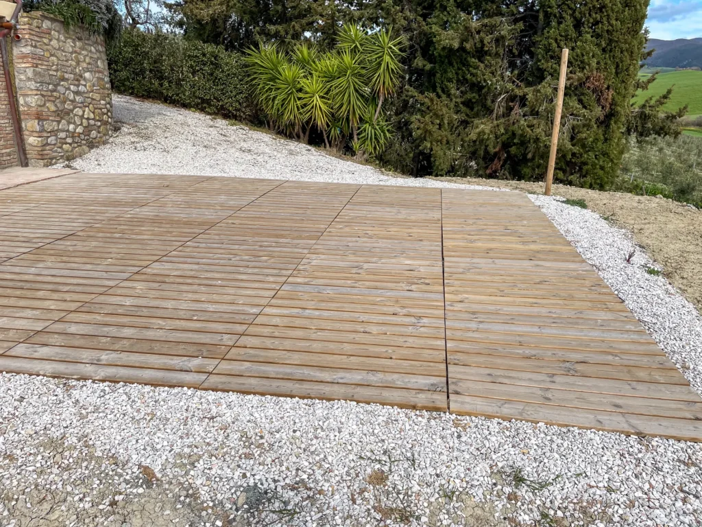 Plateforme passerelle bambou cannes bambou feuilles palmier roseau africain parasols kiosques chiringuitos v&eacute;randas &eacute;tablissements baln&eacute;aires lidos restaurants plages parcs h&ocirc;tels piscines