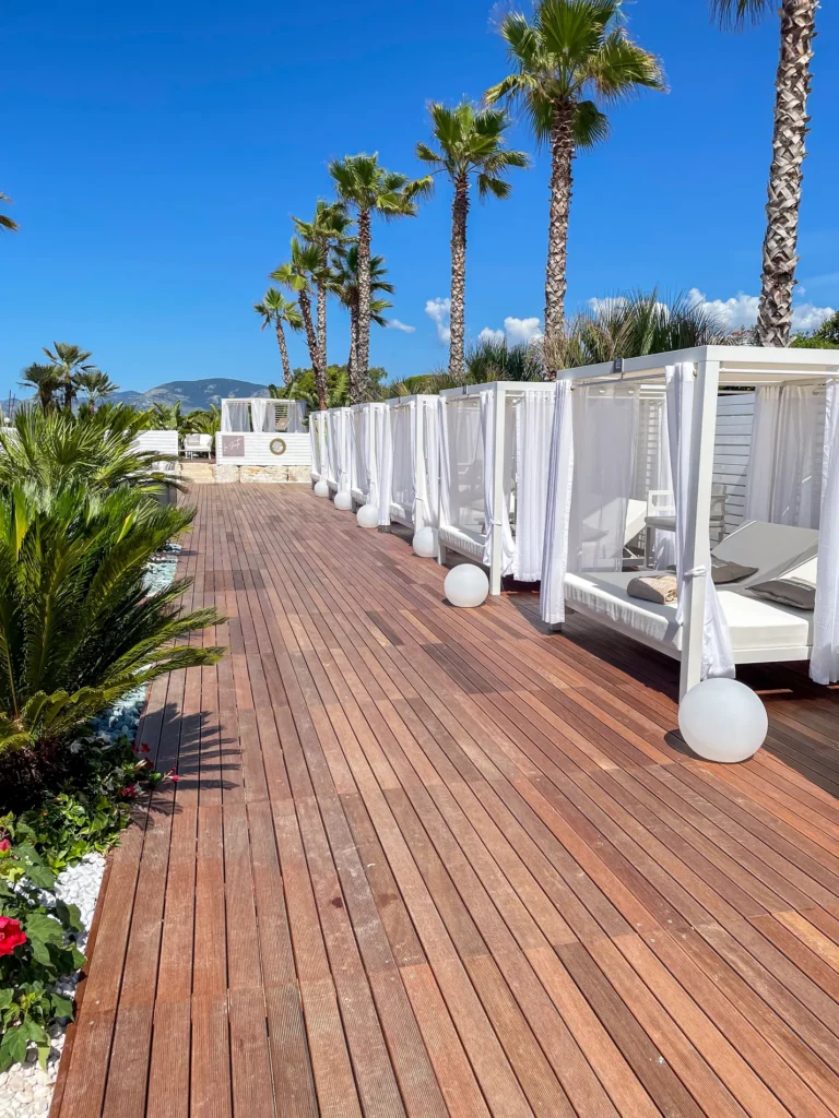 Plateforme passerelle bambou cannes bambou feuilles palmier roseau africain parasols kiosques chiringuitos v&eacute;randas &eacute;tablissements baln&eacute;aires lidos restaurants plages parcs h&ocirc;tels piscines