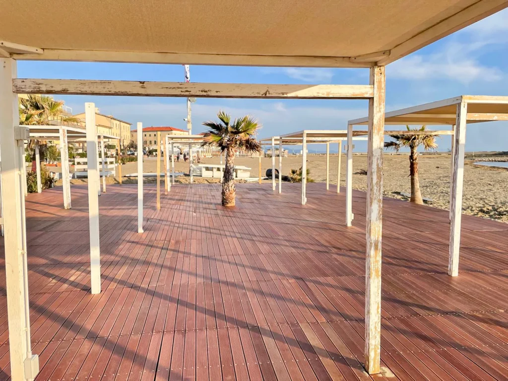 Plateforme passerelle bambou cannes bambou feuilles palmier roseau africain parasols kiosques chiringuitos v&eacute;randas &eacute;tablissements baln&eacute;aires lidos restaurants plages parcs h&ocirc;tels piscines