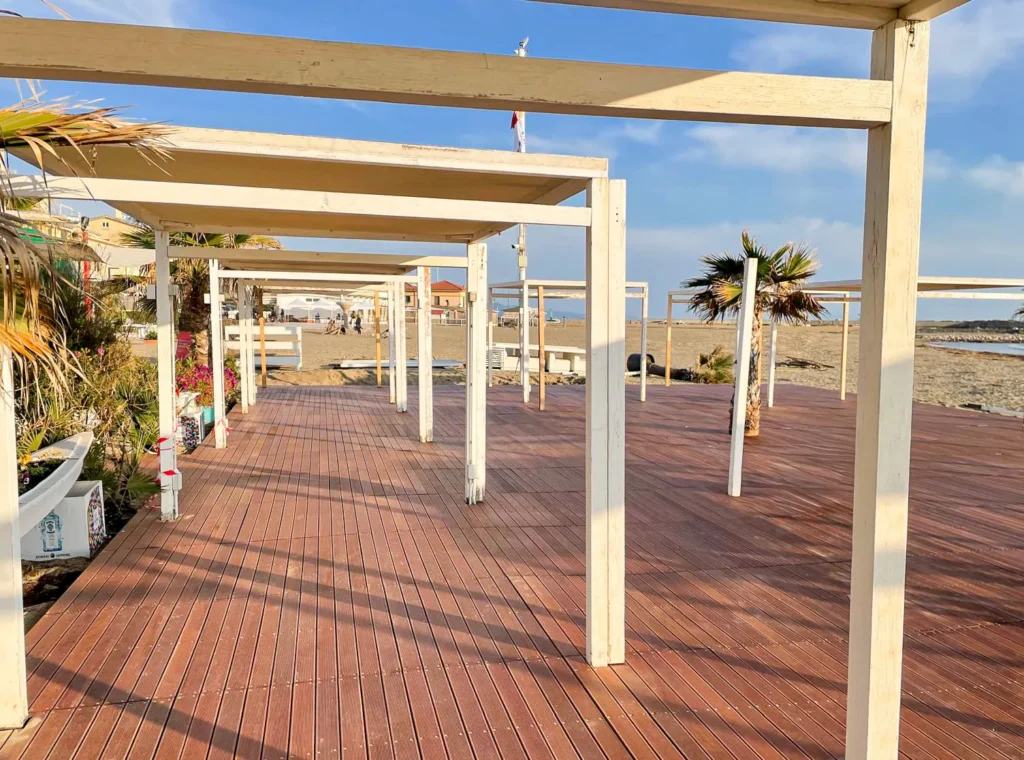 Plateforme passerelle bambou cannes bambou feuilles palmier roseau africain parasols kiosques chiringuitos v&eacute;randas &eacute;tablissements baln&eacute;aires lidos restaurants plages parcs h&ocirc;tels piscines
