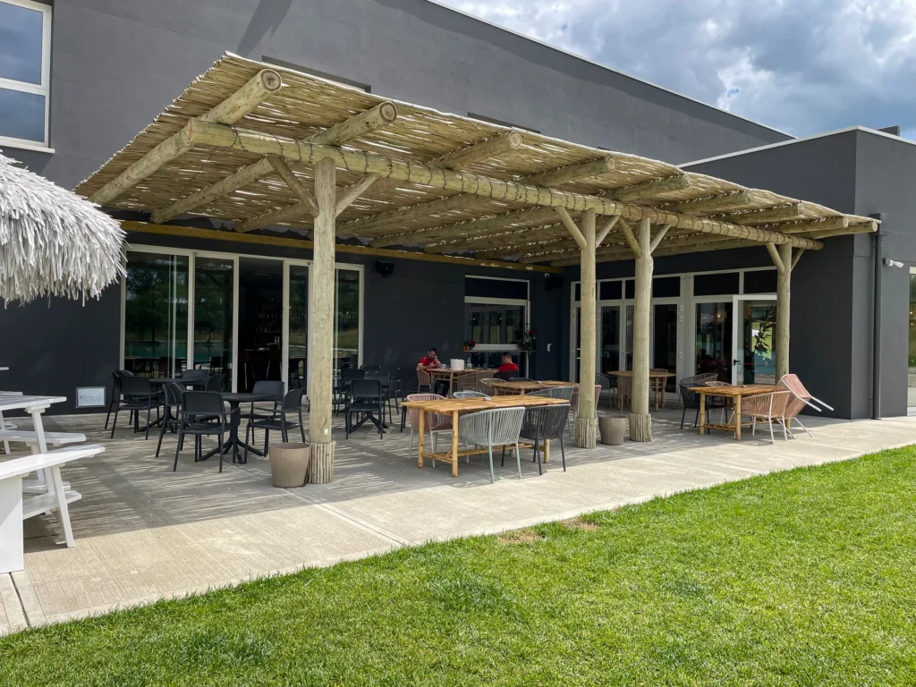 Pergolas paille bambou cannes bambou feuilles palmier roseau africain pergolas parasols kiosques chiringuitos v&eacute;randas &eacute;tablissements baln&eacute;aires lidos restaurants plages parcs h&ocirc;tels piscines