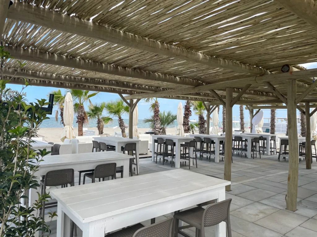 Pergolas paille bambou cannes bambou feuilles palmier roseau africain pergolas parasols kiosques chiringuitos v&eacute;randas &eacute;tablissements baln&eacute;aires lidos restaurants plages parcs h&ocirc;tels piscines