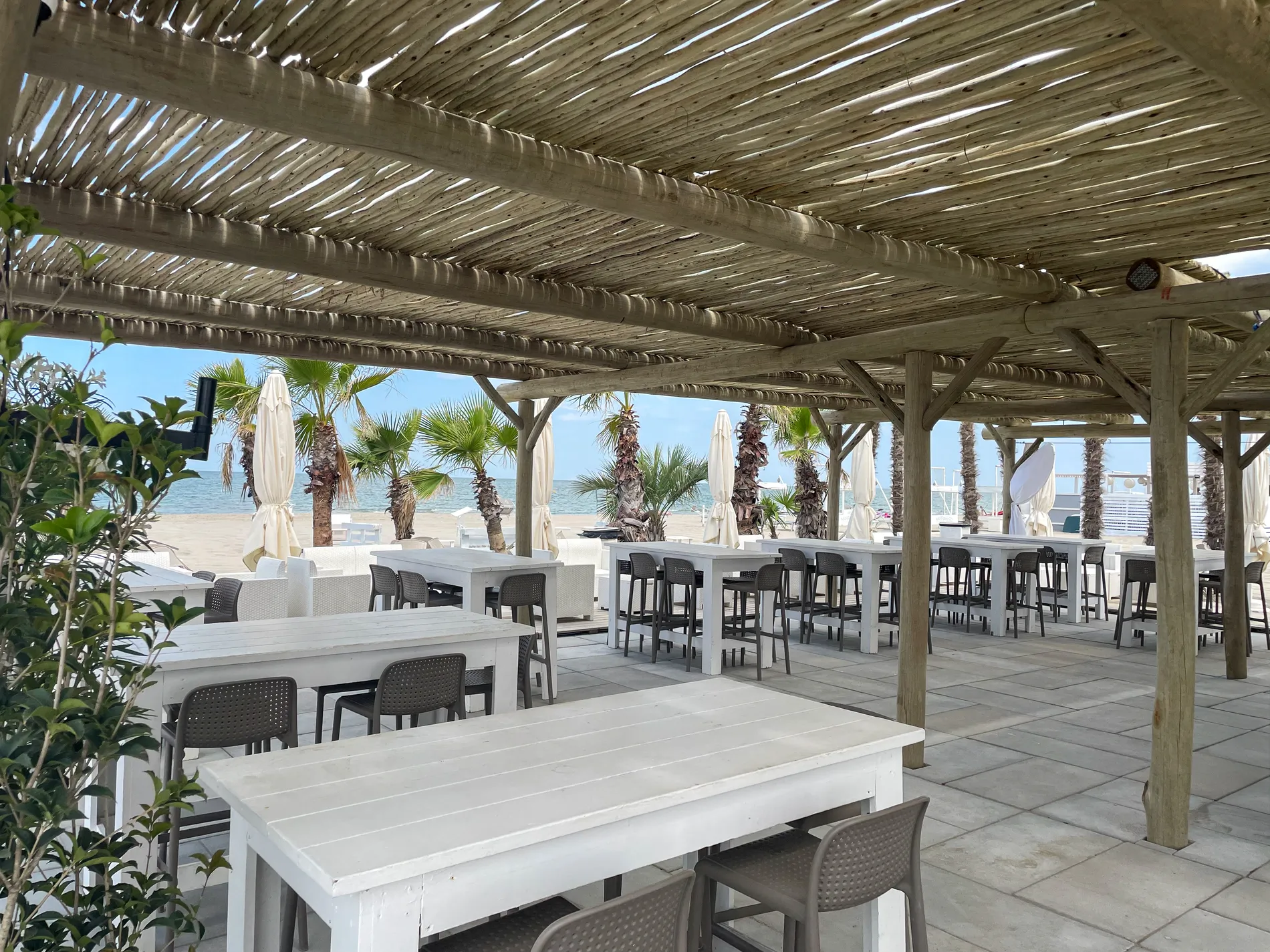 Pergolas paille bambou cannes bambou feuilles palmier roseau africain pergolas parasols kiosques chiringuitos v&eacute;randas &eacute;tablissements baln&eacute;aires lidos restaurants plages parcs h&ocirc;tels piscines