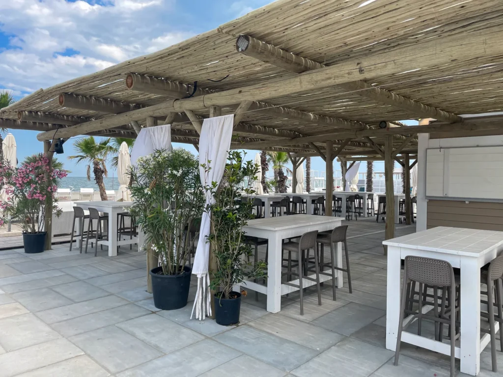 Pergolas paille bambou cannes bambou feuilles palmier roseau africain pergolas parasols kiosques chiringuitos v&eacute;randas &eacute;tablissements baln&eacute;aires lidos restaurants plages parcs h&ocirc;tels piscines